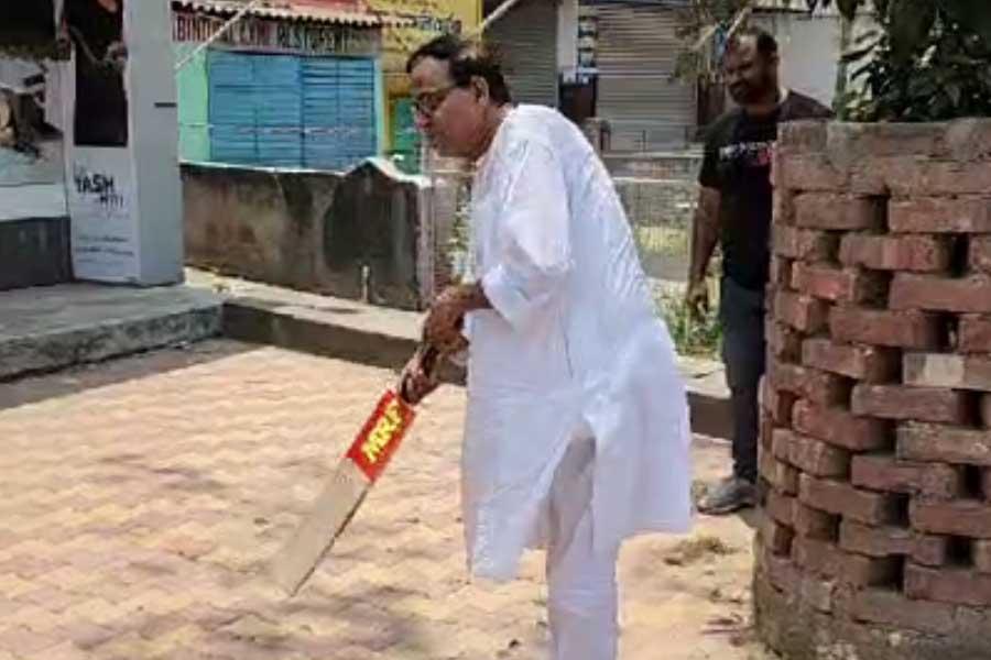 CPM candidate Md. Salim plays cricket in murshidabad TMC reacts dgtld