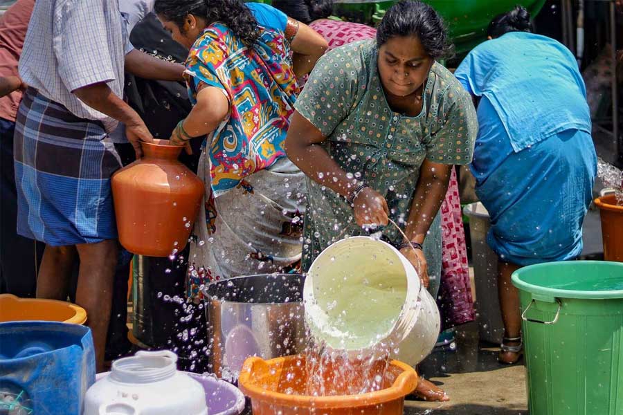 বেঙ্গালুরুর বাসিন্দারা গ্রীষ্মে জলের সমস্যার সম্মুখীন হন। স্নানের জল তো দূর, পানীয় জলও তখন দুর্মূল্য। এই সমস্যাই দূর করার চেষ্টা করছেন আনন্দ।