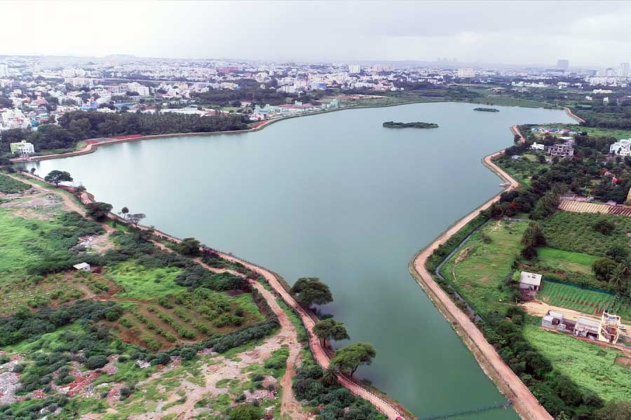 বেঙ্গালুরু জুড়ে আগে ১৮৫০টি জলাশয় ছিল। বর্তমানে সেই সংখ্যা গিয়ে দাঁড়িয়েছে ৪৫০-এ। কোনও জলাশয় জঞ্জালে ভর্তি, তো কোনওটি শুকিয়ে গিয়েছে। এই জলাশয়গুলি পুনরুদ্ধার করাই মূল উদ্দেশ্য আনন্দের।