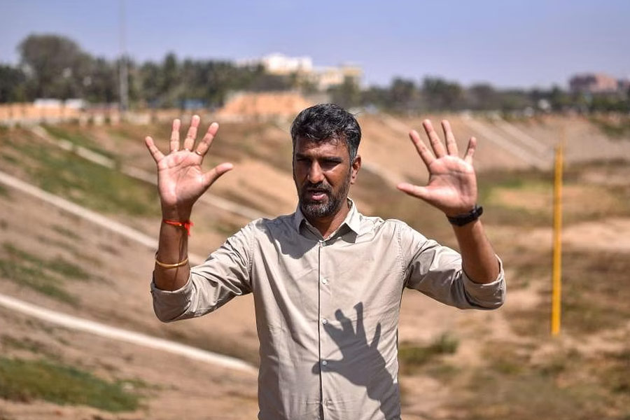 অধিকাংশের দাবি, বুজে যাওয়া জলাশয় পুনরুদ্ধার করতে ৫ থেকে ১০ লক্ষ টাকা খরচ হয় আনন্দের। জলাশয় তৈরি করার নামে জবরদখল করা ৯০ একর জমি মুক্ত করেছেন তিনি।