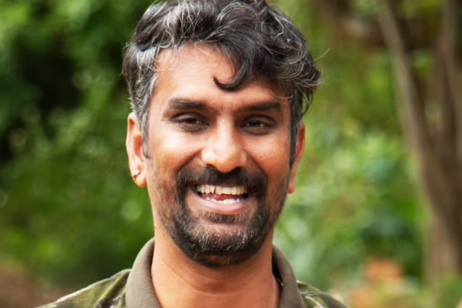 পরিবেশ বাঁচানোর জন্য যে আনন্দ চাকরি পর্যন্ত ছেড়েছেন, সেই আনন্দকেই প্রাণনাশের হুমকি দেওয়া হয়। কান পাতলে শোনা যায়, অসৎ পথে যাঁরা ব্যবসা করেন অথবা বেআইনি ভাবে জমি নিয়ে কারবার করেন, তাঁরা নাকি আনন্দকে প্রাণে মেরে ফেলার হুমকি দেন বার বার।