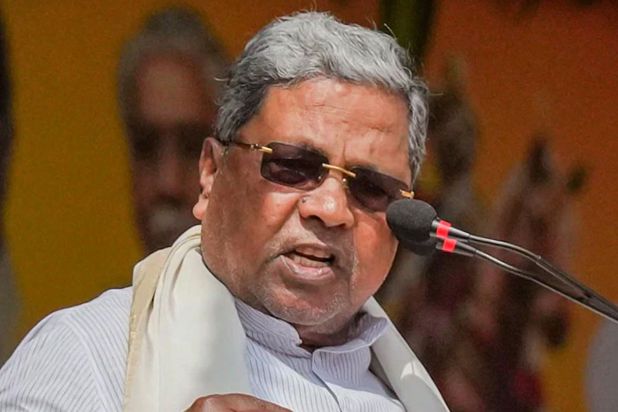 ২০২৪ সালের মার্চ মাসে কর্নাটকের হিলালিজ গ্রামের কৃষকেরা সেখানকার মুখ্যমন্ত্রী সিদ্দারামাইয়ার কাছে আনন্দ এবং তাঁর সংস্থার বিরুদ্ধে অভিযোগ দায়ের করেন। তাঁদের দাবি, আনন্দ কোনও নিয়ম না মেনে সেখানে জলাশয় পুনরুদ্ধার করেছেন। যার ফলে বৃষ্টির জল জমছে না, চাষবাসেরও অসুবিধা হচ্ছে বলে দাবি করেন কৃষকেরা।