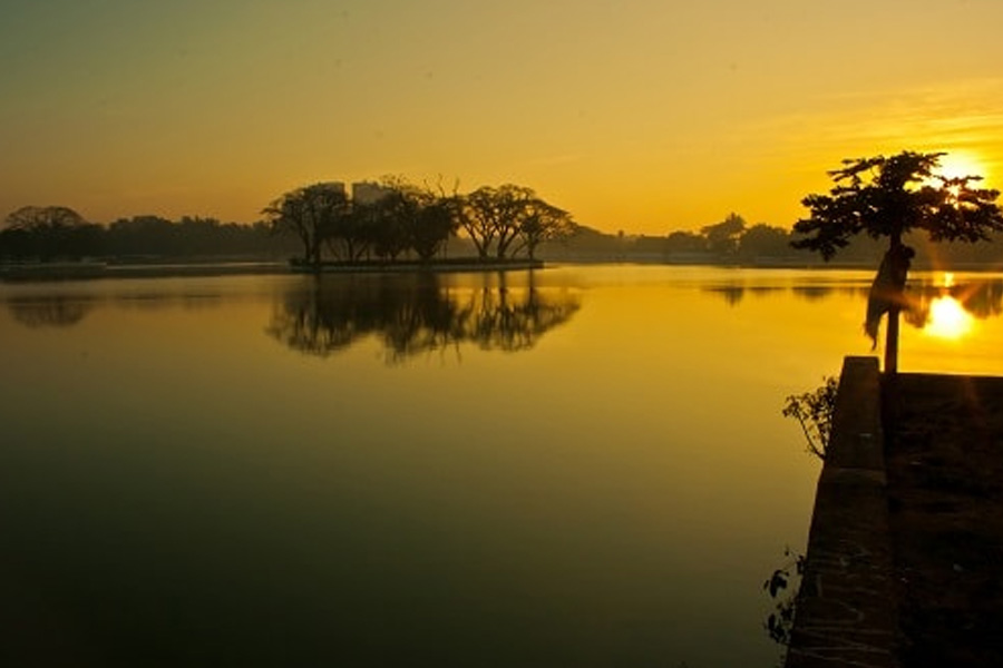 আনন্দের পাল্টা দাবি, কর্নাটক সরকারের সঙ্গে স্থানীয় ব্যবসায়ী এবং কয়েকটি নির্মাণ সংস্থার কর্তারা হাত মিলিয়ে ‘অসাধু’ চক্র চালাচ্ছেন। কৃষকদের উন্নতির জন্য তিনি যে কাজ করছেন, এর ফলে সেগুলি বাধা পাচ্ছে।