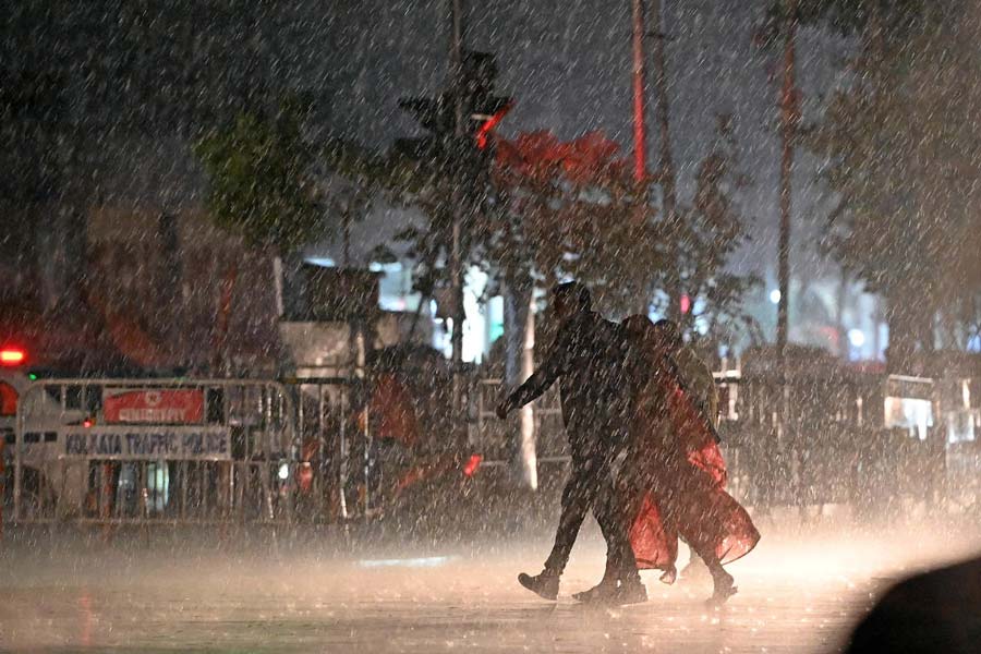 Rainfall with thundersqaull started in kolkata, forecast of rain in other few districts also