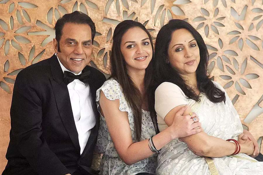 Esha Deol, Dharmendra and Hema Malini