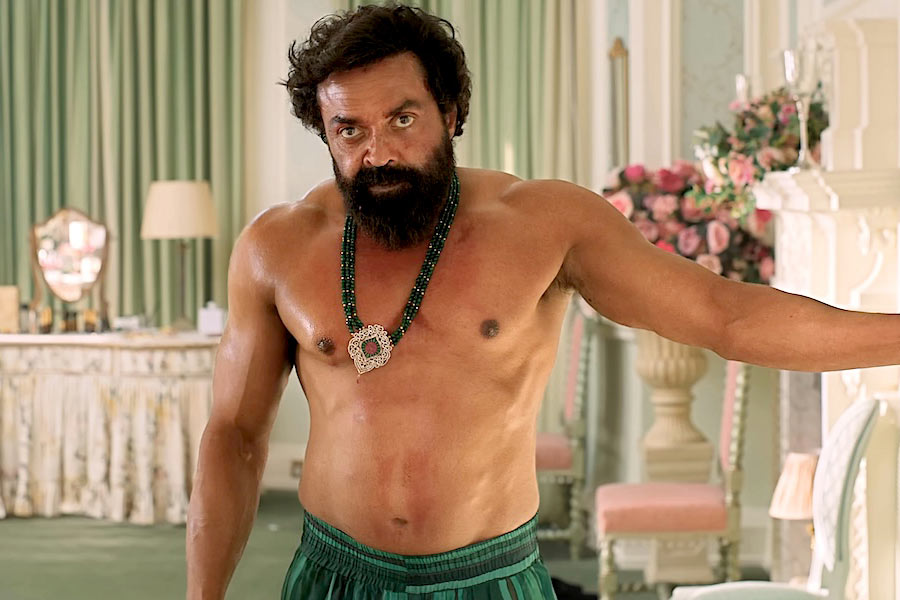 মুখে সংলাপ নেই। শুধুমাত্র অভিব্যক্তি দিয়ে অভিনয় করে দর্শকের মনে জায়গা করে নিয়েছিলেন ববি দেওল। অথচ ‘অ্যানিম্যাল’ ছবিতে তিনি অভিনয় করেছিলেন ক্যামিয়ো চরিত্রে।