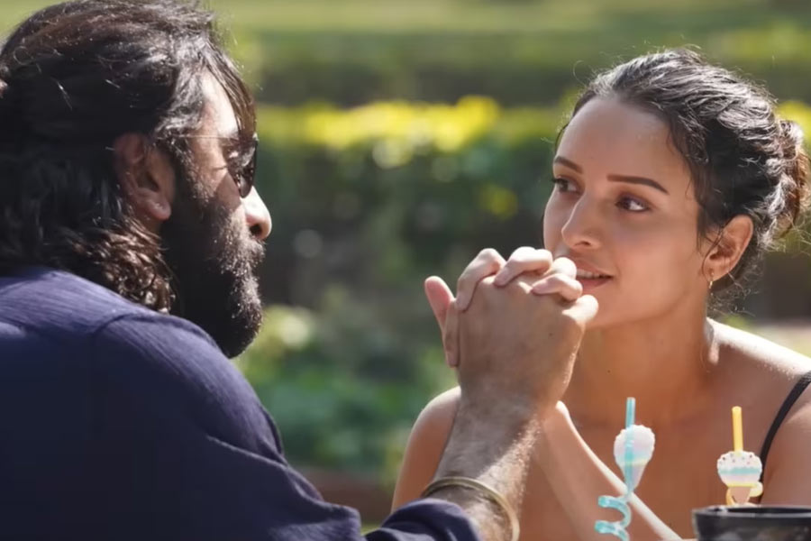 ‘অ্যানিম্যাল’ ছবিতে মুখ্যচরিত্রে রশ্মিকা অভিনয় করেছেন ঠিকই, কিন্তু ছবি মুক্তির পর রশ্মিকার চেয়ে বেশি প্রশংসা পান তৃপ্তি দিমরি। ছবিতে ক্যামিয়ো চরিত্রে অভিনয় করেন তিনি।