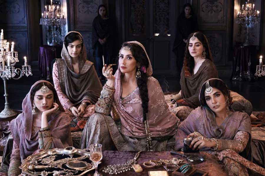 সম্প্রতি ওটিটি প্ল্যাটফর্মে মুক্তি পেয়েছে সঞ্জয় লীলা ভন্সালী পরিচালিত ওয়েব সিরিজ় ‘হীরামন্ডি’। মনীষা কৈরালা, সোনাক্ষী সিন্‌হা, অদিতি রাও হায়দারি, সঞ্জীদা শেখ এবং শারমিন সহগলের মতো অভিনেত্রীরা এই সিরিজ়ে মুখ্যচরিত্রে অভিনয় করেন।