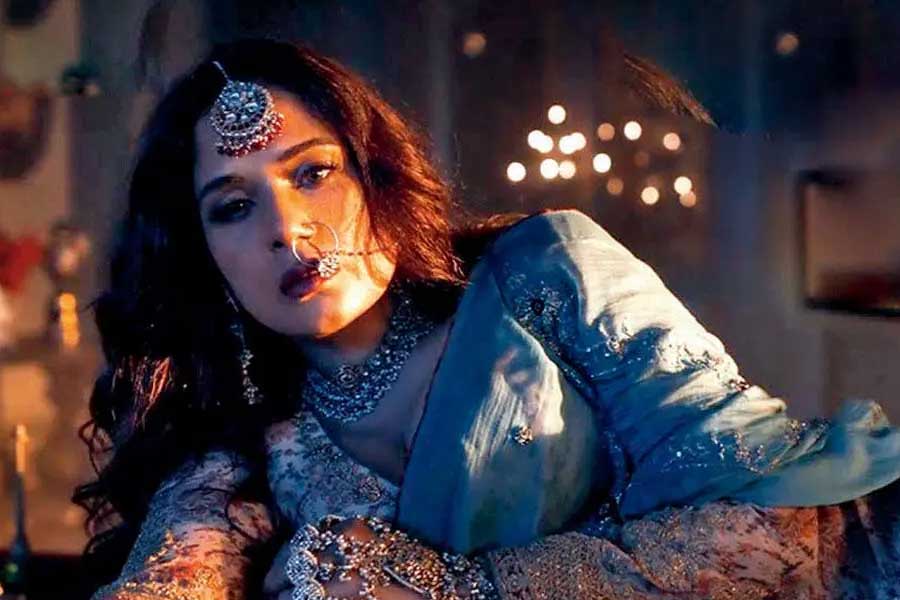 ফারদিন খান, শেখর সুমন এবং অধ্যয়ন সুমনের মতো ‘হীরামন্ডি’ সিরিজ়ে ক্যামিয়ো চরিত্রে অভিনয় করেন বলি অভিনেত্রী রিচা চড্ডা। খুব বেশি সময়ের জন্য পর্দায় জায়গা পাননি তিনি। কিন্তু কম সময়ের মধ্যেই তাঁর অভিনয় দিয়ে দর্শকের নজর কেড়েছেন রিচা।