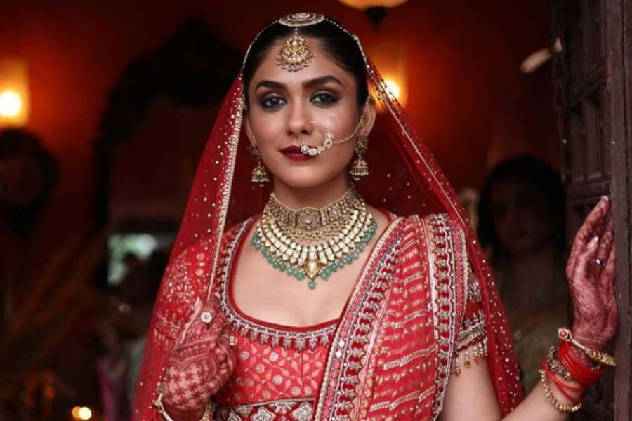 হিন্দি ওয়েব সিরিজ়ের তালিকায় প্রথম সারিতে রয়েছে ‘মেড ইন হেভেন’। বলিপাড়ার তারকাদের থেকে শুরু করে এই সিরিজ়ে ক্যামিয়ো চরিত্রে অভিনয় করতে দেখা গিয়েছে খ্যাতনামী পোশাকশিল্পীদেরও। তবে ম্রুণাল ঠাকুর ক্যামিয়ো চরিত্রে অভিনয় করে প্রশংসা কুড়িয়েছেন। এই সিরিজ়ের দ্বিতীয় সিজ়নে অভিনয় করতে দেখা যায় ম্রুণালকে।