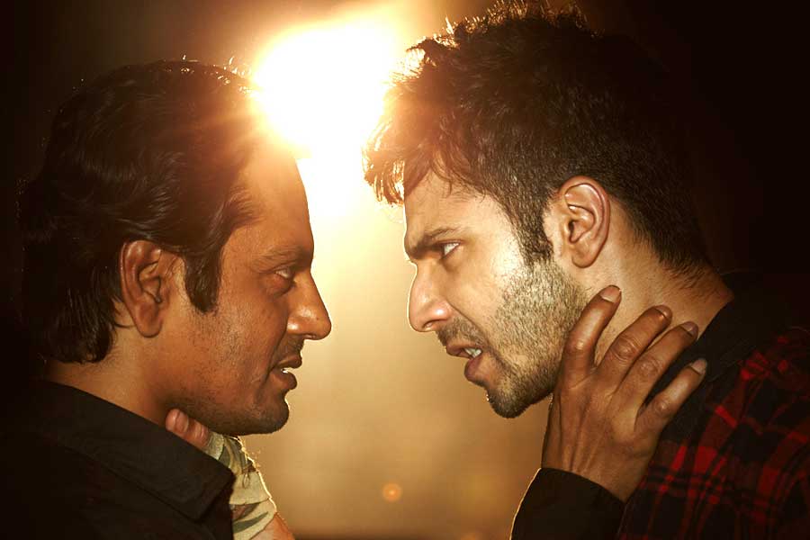 ‘বদলাপুর’-এ খলনায়কের চরিত্রে অভিনয় করেন বলি অভিনেতা নওয়াজ়উদ্দিন সিদ্দিকি। গুরুত্বপূর্ণ চরিত্র হলেও কম সময়ের জন্য পর্দায় চরিত্রটি ফুটিয়ে তোলার সুযোগ পেয়েছিলেন তিনি। এই ছবিতে ক্যামিয়ো চরিত্রে অভিনয় করে প্রশংসা পান নওয়াজউদ্দিন।