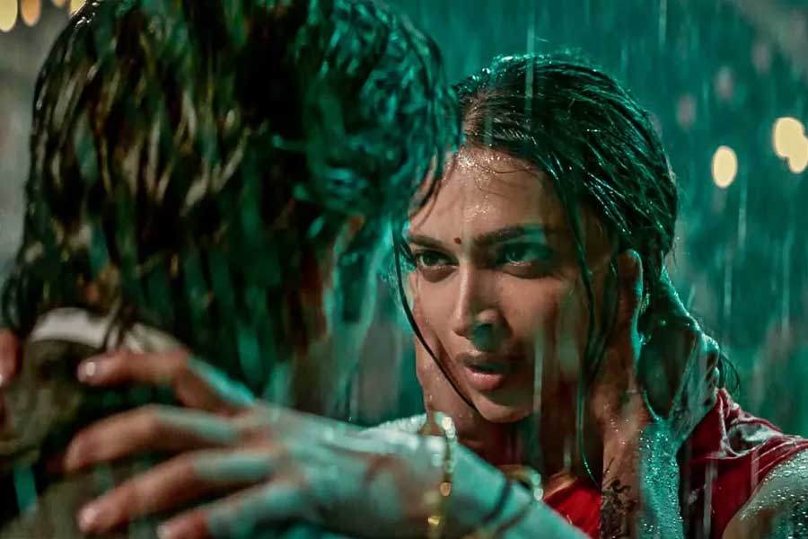 ‘জওয়ান’ ছবিতে ক্যামিয়ো চরিত্রে অভিনয় করে নজর কাড়েন বলি অভিনেত্রী দীপিকা পাড়ুকোন। বলিপাড়ায় কানাঘুষো শোনা যায়, এই ছবিতে অভিনয়ের জন্য কোনও পারিশ্রমিক নেননি তিনি।