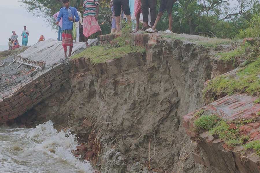 Villagers were scared after Crack and landslide in River dam at Kakdwip