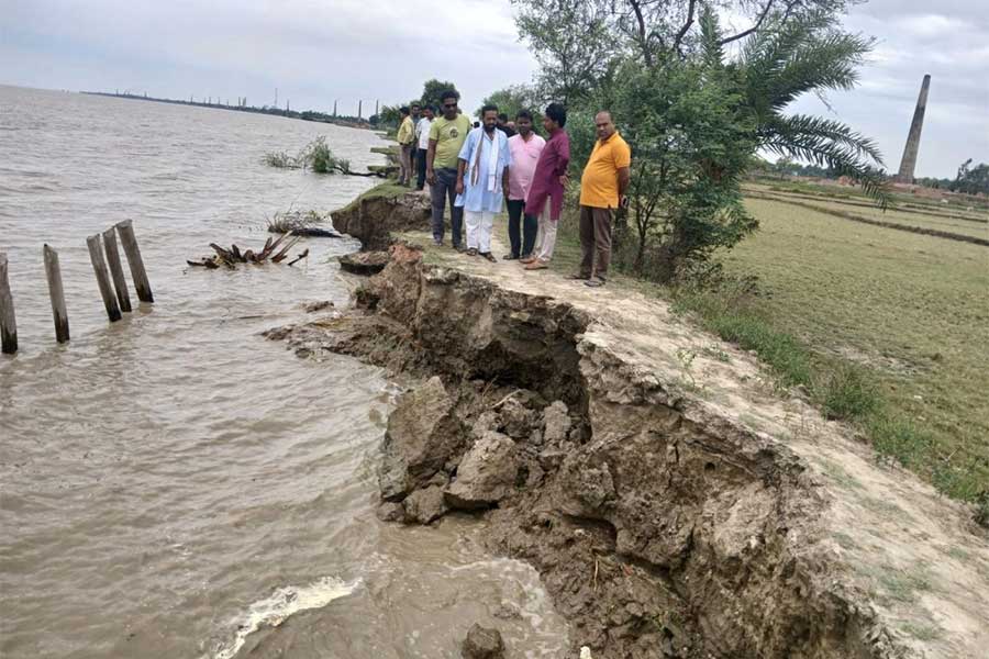 Irrigation Department visited the areas where Crack and erosion took place river dam of hooghly