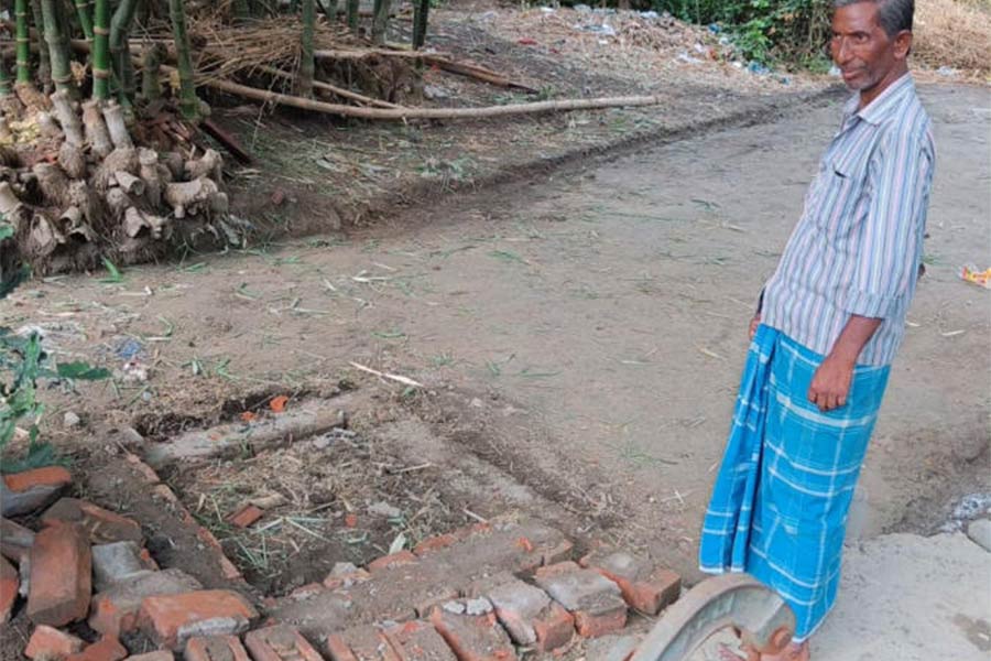 Lok Sabha Election 2024: Complain against TMC for stealing bricks from a person house after he said to vote for CPIM