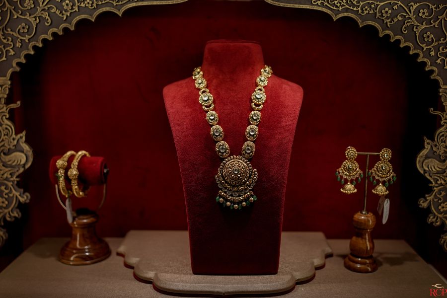 নিত্যনতুন ফ্যাশন ট্রেন্ডে পোশাকের সঙ্গে মানানসই করে তৈরি হচ্ছে গয়না। আট থেকে আশি কেউই এখন বিশেষ ভারী গয়নার দিকে ঝোঁকেন না। আপনিও যদি তাঁদের মধ্যে এক জন হন, তা হলে এ রকম হালকা পাথরের কাজ করা হার, কানের দুল ও বালা জোড়া বেছে নিতেই পারেন। যে কোনও অনুষ্ঠানে শাড়ির সঙ্গে এই ধরনের গয়না আপনার লুকে আভিজাত্য ফুটিয়ে তুলবে। 