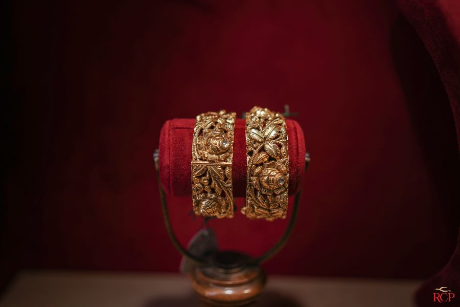 ঐতিহ্যবাহী বিয়ের গয়নার মধ্যে অন্যতম হল রতনচূড়। মুঘলদের হাত ধরে এই গয়না ভারতে প্রচলিত হয়েছিল। সেই থেকে আজ অবধি বাঙালি বিয়ের রীতিতে ঐতিহ্য ও আভিজাত্য বজায় রেখেছে এই রতনচূড়। 