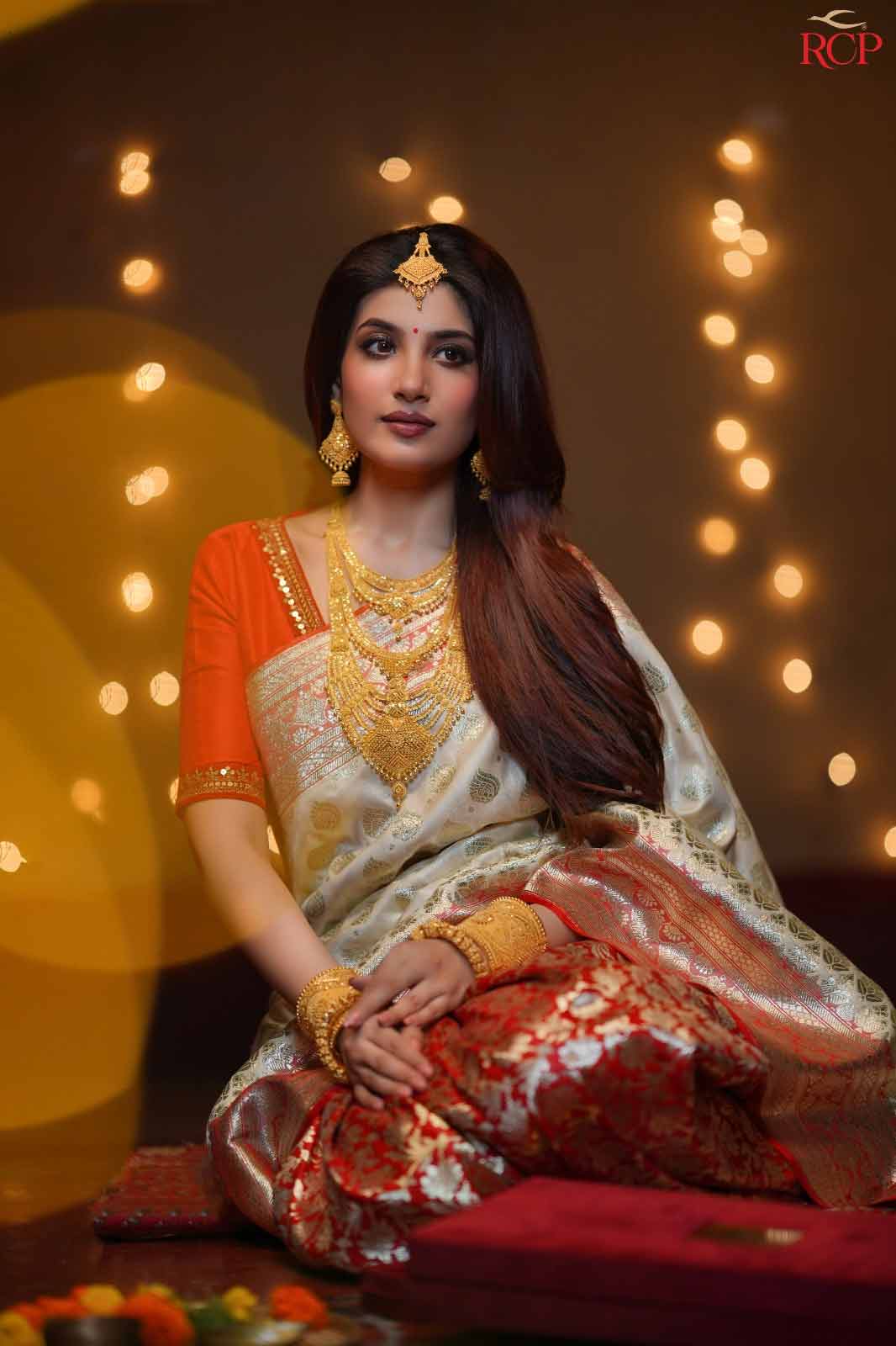 ঠিকানা: ৩বি, আপার উড স্ট্রিট, কলকাতা ৭০০০১৭ ফোন নম্বর- ৪০৬০৪০৬০  এই প্রতিবেদনটি ‘আর সি পারেখ জুয়েলার্স’—এর সঙ্গে আনন্দবাজার ব্র্যান্ড স্টুডিয়ো দ্বারা যৌথ উদ্যোগে প্রকাশিত।