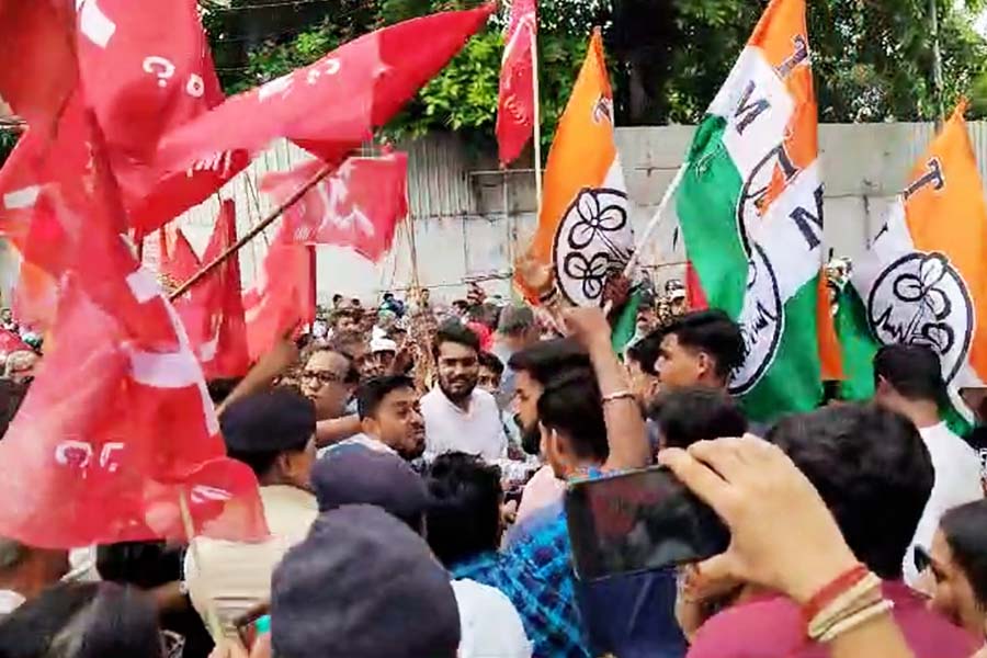 Lok Sabha Election 2024 TMC and Left clash at Alipore Gopalnagar while filing nomination to Alipore Treasury Building dgtl