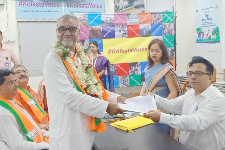 মনোনয়ন জমা দিচ্ছেন বিজেপি প্রার্থী তাপস রায়। সঙ্গে ত্রিপুরার মুখ্যমন্ত্রী মানিক সাহা।