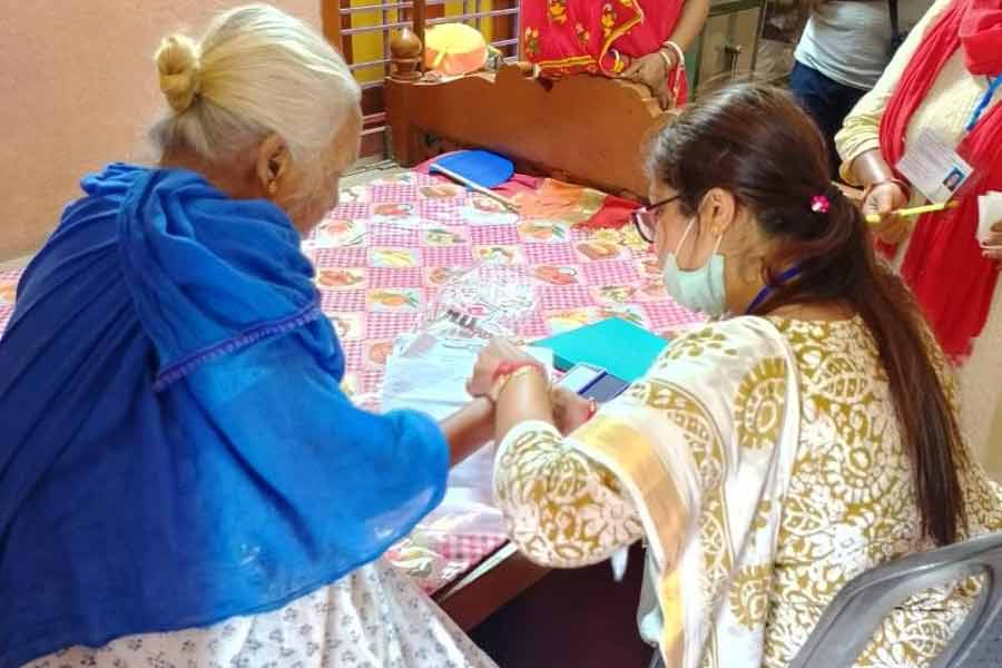 Lok Sabha Election 2024: Election Commission of India started collecting votes of  Disabled aged and Physically Challeged Citizens by visiting their homes at barrackpore and bangaon
