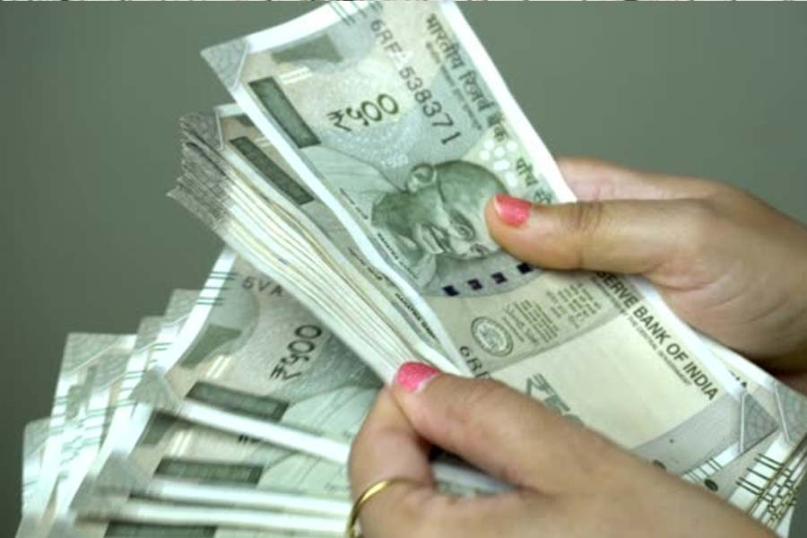 রিপোর্ট বলছে, বিদেশে কর্মরত ভারতীয়েরা ২০২২ সালে দেশে যে অর্থ পাঠিয়েছেন, তার পরিমাণ ১১ হাজার ১০০ কোটি ডলার। যা বিশ্বে সর্বোচ্চ।