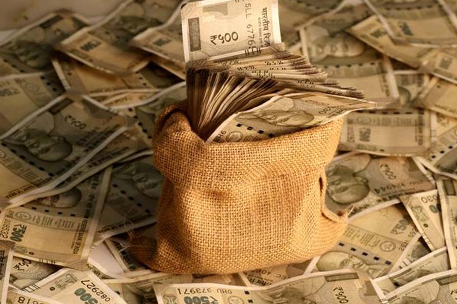 ‘রেমিট্যান্স’-এর অঙ্ক ১০ হাজার কোটির গণ্ডি প্রথম ছুঁয়েছে ভারতই। বিশ্বের আর কোনও দেশ এখনও পর্যন্ত এই পর্যায়ে পৌঁছতে পারেনি। গত ১২ বছরে বিদেশে কর্মরত ভারতীয়দের থেকে পাওয়া ‘রেমিট্যান্সের’ পরিমাণ প্রায় দ্বিগুণ হয়েছে।