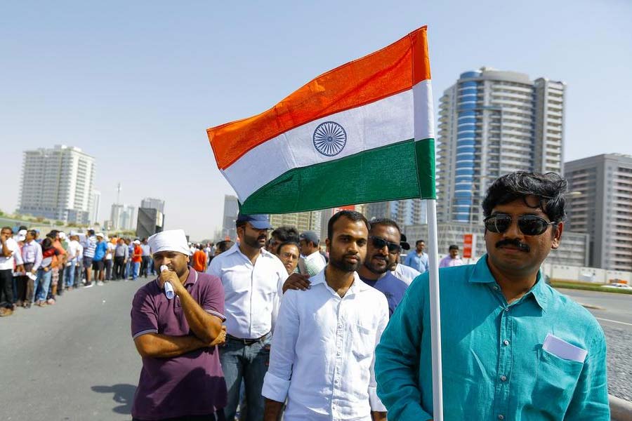 দেশ ছেড়ে কাজের খোঁজে কোথায় যান ভারতীয়েরা? দক্ষিণ এশিয়ার অন্য দেশের পরিযায়ীদের গন্তব্যই বা কোথায়? পরিসংখ্যান বলছে, এ ক্ষেত্রে এগিয়ে আরব উপসাগরীয় দেশগুলি। আমেরিকা গন্তব্যের তালিকায় তাদেরও পরে।