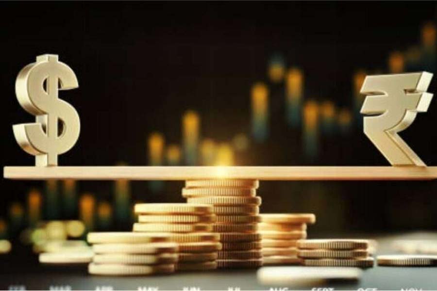 যে কোনও দেশের অর্থনীতিতে গুরুত্বপূর্ণ এই ‘রেমিট্যান্স’। এর মাধ্যমে দেশের অর্থনীতির উন্নতি হয়। তবে প্রদীপের তলার অন্ধকারের মতো ‘রেমিট্যান্স’-এরও কালো দিক রয়েছে।