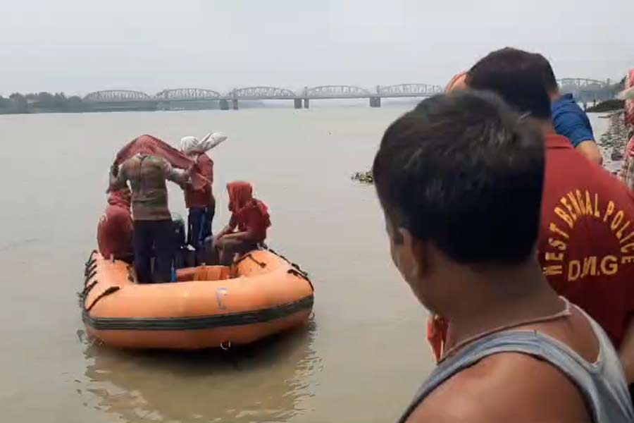 উত্তরপাড়ার বাবুঘাটে চলছে তল্লাশি।