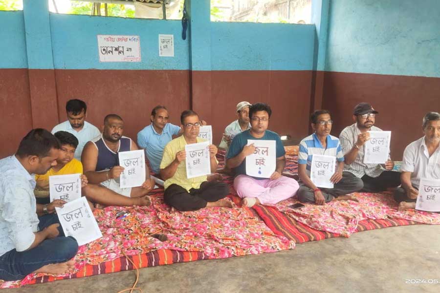 পানিহাটিতে পানীয় জলের দাবিতে অনশনে বাসিন্দারা।