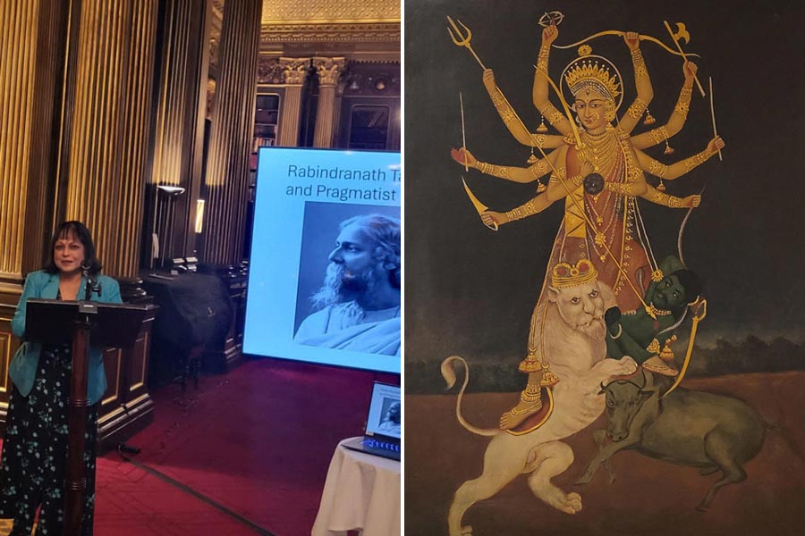 ঐতিহ্য: রবীন্দ্রনাথকে নিয়ে আলোচনায় বাসবী ফ্রেজ়ার, ডান দিকে বাংলার তৈলচিত্র।