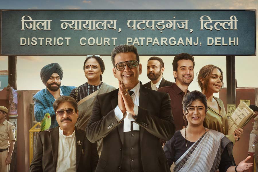 চলতি বছরের মার্চ মাসের গোড়ায় ওটিটি প্ল্যাটফর্মে মুক্তি পায় ‘মামলা লিগ্যাল হ্যায়’। আট পর্বের কোর্টরুম কমেডি ঘরানার ওয়েব সিরিজ়ে আইনজীবীর ভূমিকায় অভিনয় করে যেমন নজর কেড়েছেন ভোজপুরি অভিনেতা রবি কিষণ, ঠিক তেমনই রবির সঙ্গে সমান তালে অভিনয়ে পাল্লা দিয়েছেন নিধি বিস্ত ওরফে ওয়েব সিরিজ়ের সুজাতা দিদি। আদালত চত্বরে টেবিল-চেয়ার পেতে বসে থাকে সে। স্বপ্ন দেখে কোনও এক দিন আদালতের চার দেওয়ালের ভিতর তার নিজের দফতর হবে। তবে শুধু ওটিটির পর্দায় নয়, অভিনয়ে নামার আগে বাস্তবে আইনজীবীই ছিলেন নিধি।