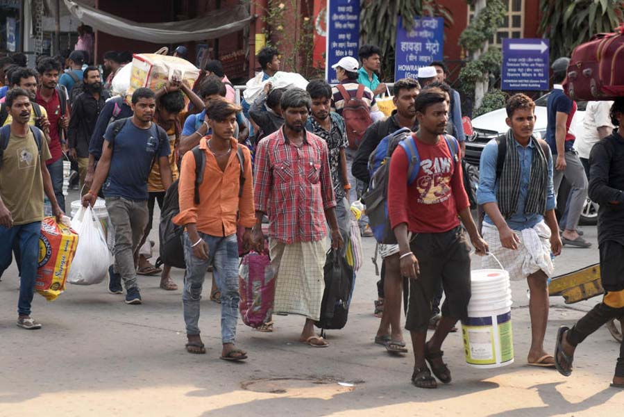 হাওড়া স্টেশনে পরিযায়ী শ্রমিকেরা।