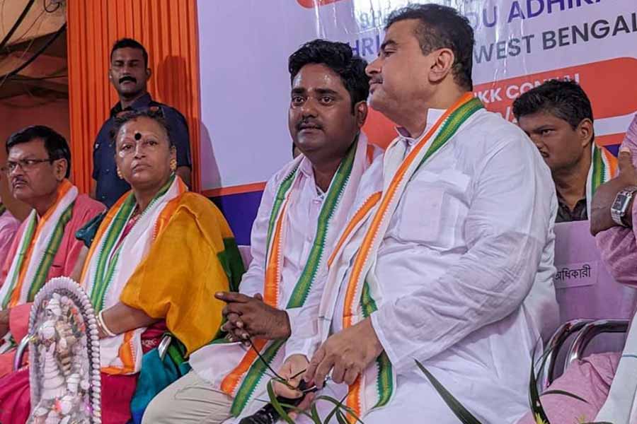 শুভেন্দু অধিকারীর পাশে বসে ধৃত বিজেপি নেতা।