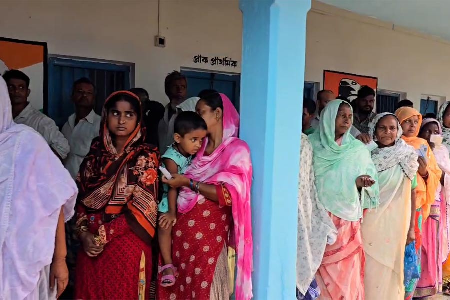 A large number of women voters at Bolpur constituency booth in fourth phase LS Poll in Bengal dgtld