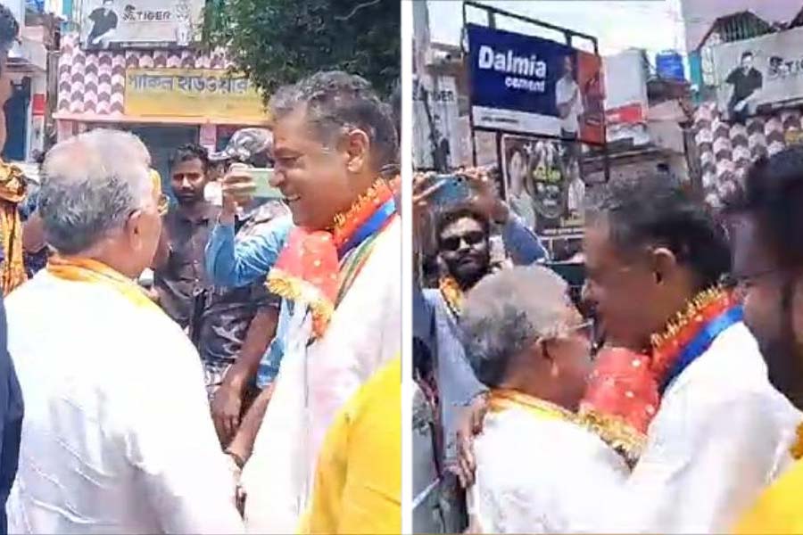 Dilip Ghosh and Kirti Azad hugged with each other in Bardhaman Durgapur constituency