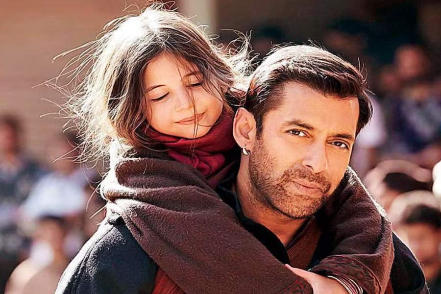 তালিকার তৃতীয় স্থানে নাম লিখিয়েছে বলিপাড়ার অন্য এক খানের ছবি। ২০১৫ সালে মুক্তিপ্রাপ্ত ‘বজরঙ্গি ভাইজান’ ছবিতে মুখ্যচরিত্রে অভিনয় করেন সলমন খান। বলিউডের ‘ভাইজান’-এর এই ছবিটি বক্স অফিস থেকে ৯১০ কোটি টাকার ব্যবসা করে।