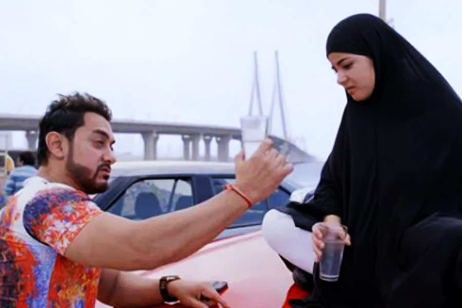 চতুর্থ স্থানে রয়েছে বলিউডের আরও এক খানের ছবি। ২০১৭ সালে প্রেক্ষাগৃহে মুক্তি পায় ‘সিক্রেট সুপারস্টার’। এই ছবিতে অভিনয়ের পাশাপাশি প্রযোজনার দায়িত্বেও ছিলেন আমির খান। বক্স অফিস থেকে এই ছবির মোট আয় ৮৫৮ কোটি টাকা।