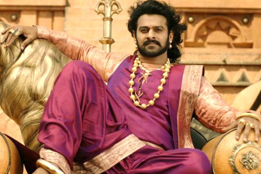 আয়ের তালিকায় অষ্টম স্থানে রয়েছে একটি দক্ষিণী ছবি। ২০১৫ সালের জুলাই মাসে প্রেক্ষাগৃহে মুক্তি পায় প্রভাসের ‘বাহুবলী’ ছবির প্রথম পর্ব। বক্স অফিসে এই ছবিটি আয় করে ৫৯৯ কোটি টাকা।