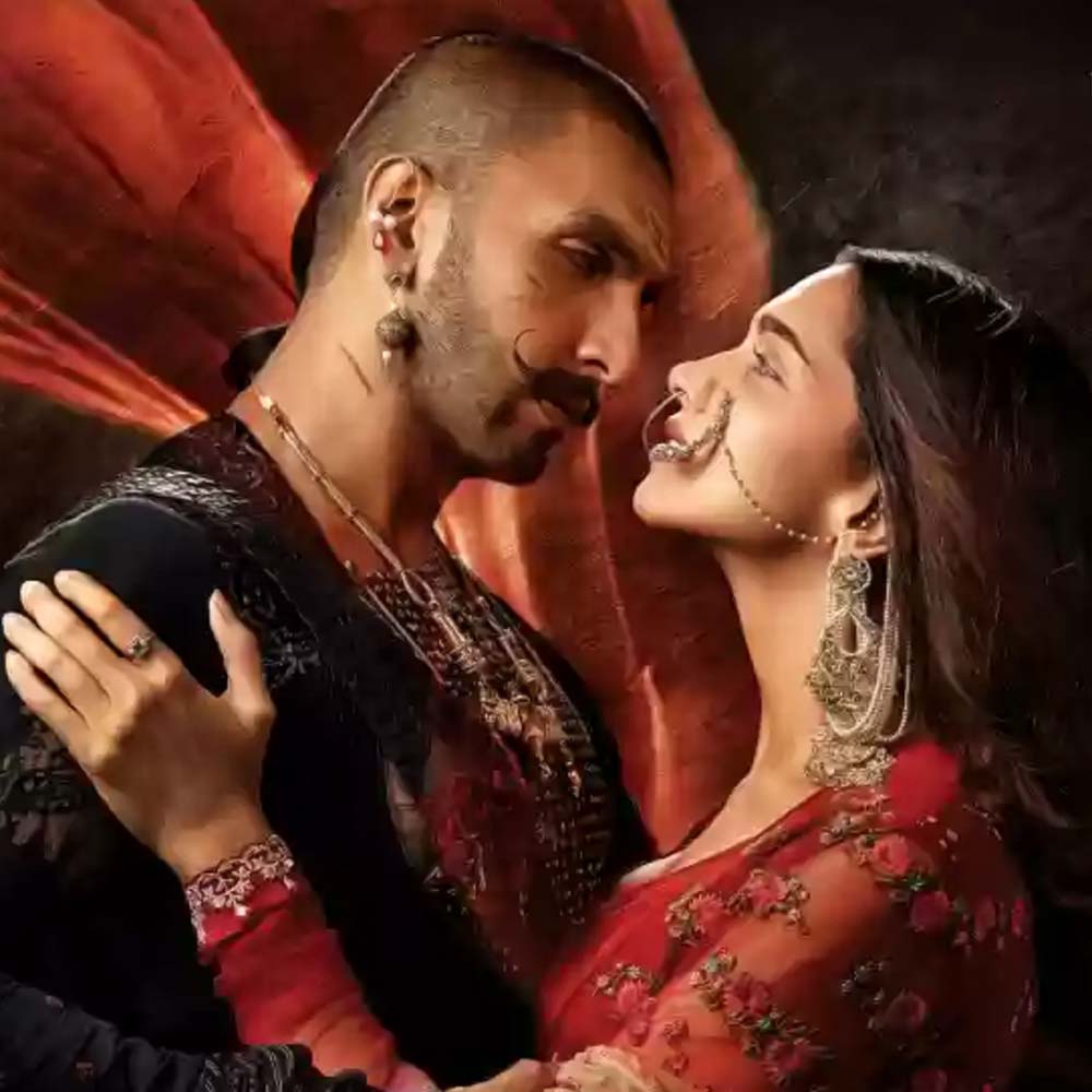 রণবীর সিংহ, দীপিকা পাড়ুকোন এবং প্রিয়ঙ্কা চোপড়া জোনাস অভিনীত ‘বাজিরাও মস্তানি’ ২০১৫ সালে মুক্তি পাওয়ার পর বক্স অফিস থেকে মোট ৩৫৮ কোটি টাকা আয় করে।