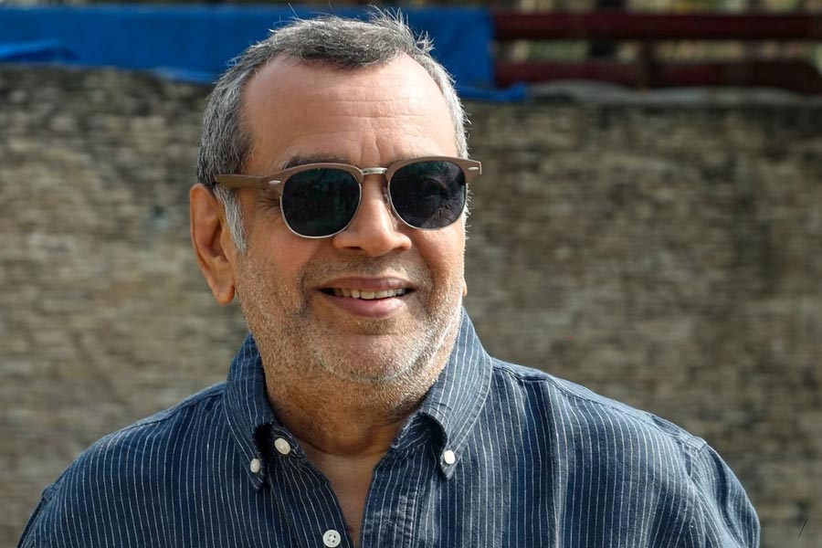 মুম্বই থেকে স্কুল-কলেজের পড়াশোনা শেষ করার পর সময় নষ্ট না করে চাকরির সন্ধান শুরু করেন পরেশ। দেড় মাসের মধ্যে মুম্বইয়ের একটি ব্যাঙ্কে চাকরিও পান তিনি।