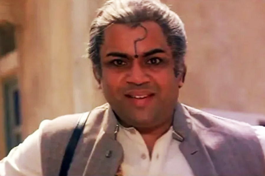 বর্তমানে কৌতুকাভিনেতা হিসাবে জনপ্রিয় হলেও এক সময়ে একাধিক হিন্দি ছবিতে খলনায়কের চরিত্রে অভিনয় করতে দেখা গিয়েছে পরেশকে। ‘নাম’, ‘রূপ কি রানি চোরোঁ কা রাজা’, ‘কব্জা’, ‘রাম লক্ষ্মণ’, ‘স্বর্গ’, ‘জ়ুল্ম কি হুকুমত’, ‘আঁখে’ এবং ‘দামিনী’র মতো বহু ছবিতে নেতিবাচক চরিত্র পর্দায় ফুটিয়ে তোলেন অভিনেতা।