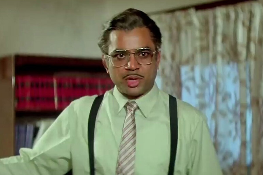 ১৯৯৪ সালে প্রেক্ষাগৃহে মুক্তি পায় ‘আন্দাজ় আপনা আপনা’। আমির খান, সলমন খান, করিশ্মা কপূর এবং রবিনা টন্ডন অভিনীত এই ছবি বক্স অফিসে তেমন ব্যবসা করতে পারেনি। তবে ‘আন্দাজ় আপনা আপনা’ ছবিতে দ্বৈতচরিত্রে অভিনয় করে নজর কাড়েন পরেশ। তার পর থেকেই কৌতুকাভিনেতা হিসাবে যাত্রা শুরু করেন তিনি।