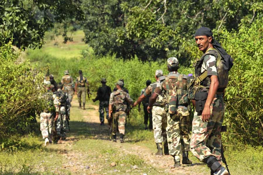 3 Naxalites killed in encounter with C-60 police commandos in Gadchiroli of Maharashtra dgtl