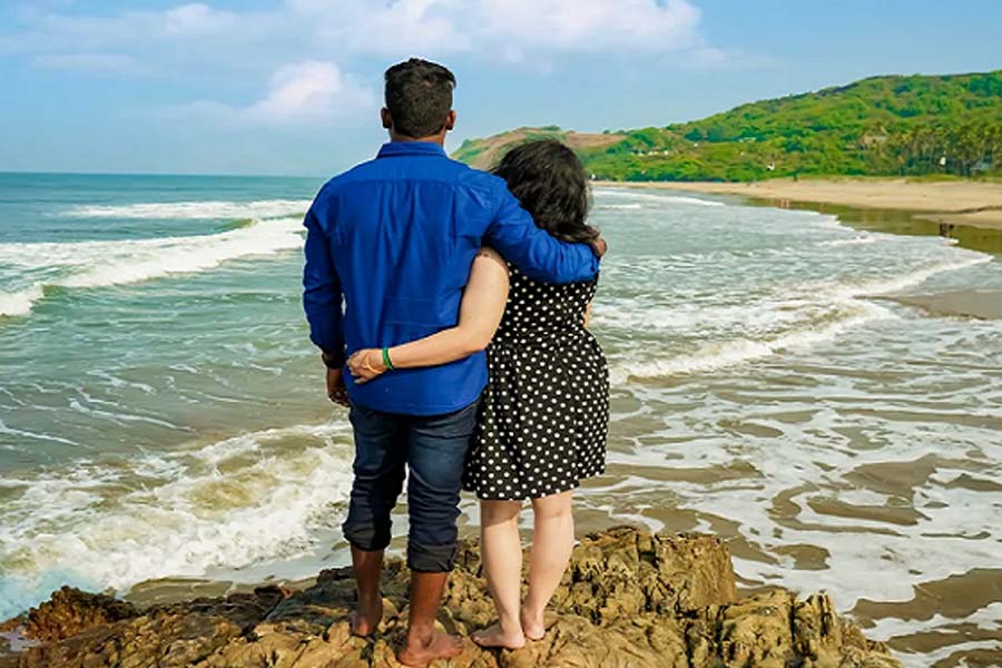 শহরে যেমন থাকার ব্যবস্থা আছে, তেমনই গোয়ার সমুদ্র সৈকতেও কিন্তু কম মনোরম নয়। তবে শুধু বিচ নয়, পুরনো মন্দির, পাহাড়়, অরণ্য, জলপ্রপাত— গোয়ার সঙ্গে জুড়ে আছে এ সবও। ঐতিহ্য এবং আধুনিকতার মেলবন্ধনে দক্ষিণ গোয়ায় এমন অনেক জায়গা আছে, যা অনেকেরই চেনা মানচিত্রের বাইরে। সাগর সৈকতের হাত ছাড়িয়ে অল্পচেনা পথে পাহাড়ের আঁচলে জড়ানো অন্য গোয়ার সুলুক সন্ধান রইল।