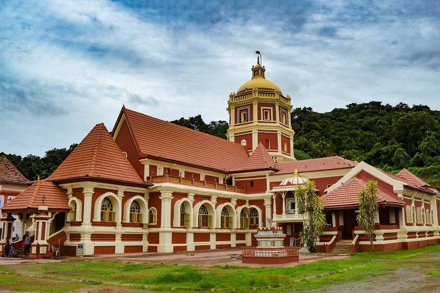 শ্রী শান্তাদুর্গা মন্দির: এই মন্দিরের ঠিকানা দক্ষিণ গোয়ার ভেরনেম গ্রাম। মন্দিরটি ১৭৩৮ সালে সাতারার শাসক শাহুরাজিৎ নির্মাণ করেছিলেন। এই মন্দিরকে কেন্দ্র করে নানা গল্প প্রচলিত। কথিত আছে, শিব এবং পার্বতীর পুর্নমিলনের পরে এখানে এসেছিলেন। সেই কারণেই এই মন্দির তৈরি করা হয়েছিল।