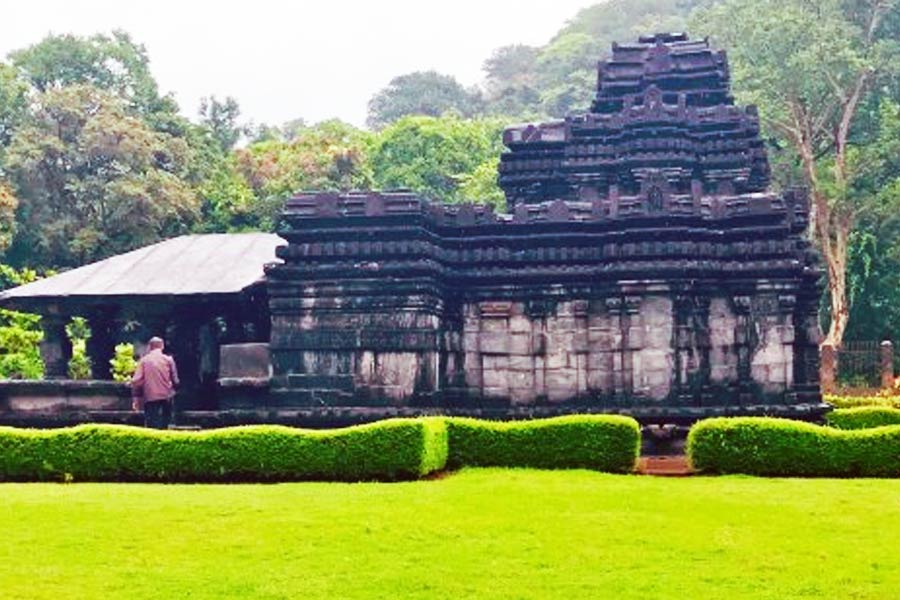 স্লেট পাথরের মন্দির কদম্ব যাদব শাসনকালের নিদর্শন। কয়েকটি অভিনব খোদাই শিল্পের নিদর্শন রয়েছে। এরই আদল অনুসরণ করে পরবর্তীকালে সপ্তকোটেশ্বর, মঙ্গেশির মতো গোয়ার অন্যান্য মন্দির তৈরি করা হয়েছে। নজর কাড়ে চারদিকের মনোরম প্রকৃতি। নীচ দিয়ে একটি ছোট ঝোরা বয়ে গিয়েছে। নিরাপদ অরণ্য পাখিপ্রেমিকদের প্রিয়। শুকনো খাবার নিয়ে গেলে বনের ছায়ায় বনভোজন হতেই পারে।