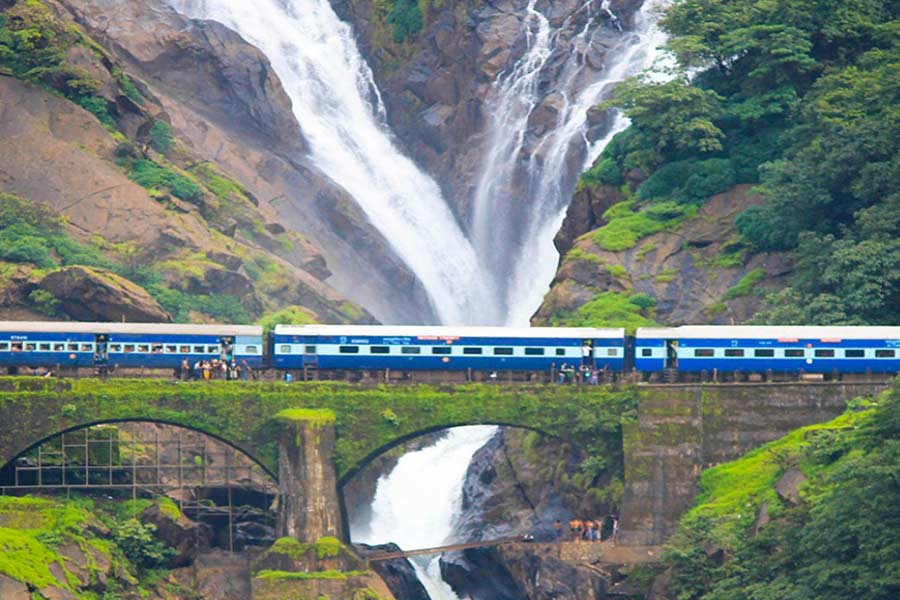 দুধসাগর ফল্‌স: কোলেম শহর থেকে গাড়ি করে তিন ঘণ্টার পথ। গাড়ি যত সামনের দিকে এগোবে, এক অন্য অভিজ্ঞতার মুখোমুখি হবেন। প্রথমে গাড়ি করে একটা চওড়া নদী পাড় হওয়া। তার পর গভীর জঙ্গল। প্রায় ৪০০ মিটার হেঁটে গেলেই ঝর্নার আওয়াজ কানে আসবে।