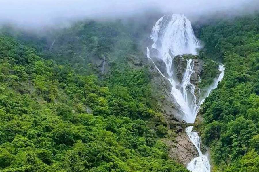 বিরাট বিরাট পাথরের রাজ্যে ঝর্না নেমে আসছে, বিরাট দুধসাগর জলপ্রপাতের শাখাপ্রশাখা। দু’টি প্রাকৃতিক জলাশয় তৈরি হয়েছে। এখানে দাঁড়িয়ে সামনে দেখলে পাহাড়ের উপরে দুধসাগর প্রপাত। বর্ষার পরে কয়েক মাস তার ভয়ঙ্কর সুন্দর রূপের বর্ণনা ভাষায় প্রকাশের অতীত। প্রপাতের নীচে সেতু। তার উপর দিয়ে ট্রেন চলে যায়। সে এক অসাধারণ দৃশ্য। 